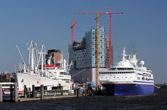 Elbphilharmonie in Hamburg zwischen "San Diego" und "Explorer" am 6.September 2013