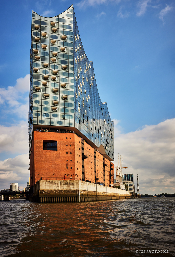 Elbphilharmonie in Hochformat