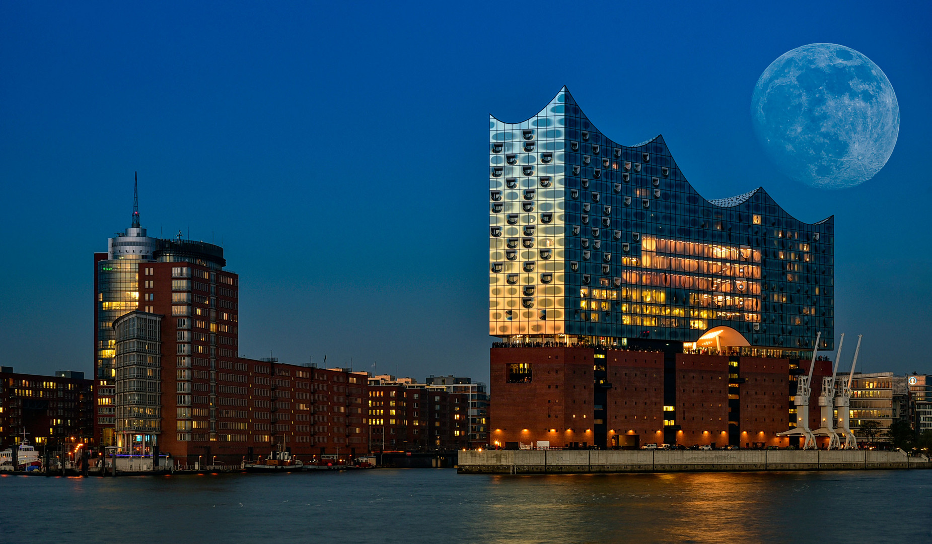 Elbphilharmonie in Mondlaune