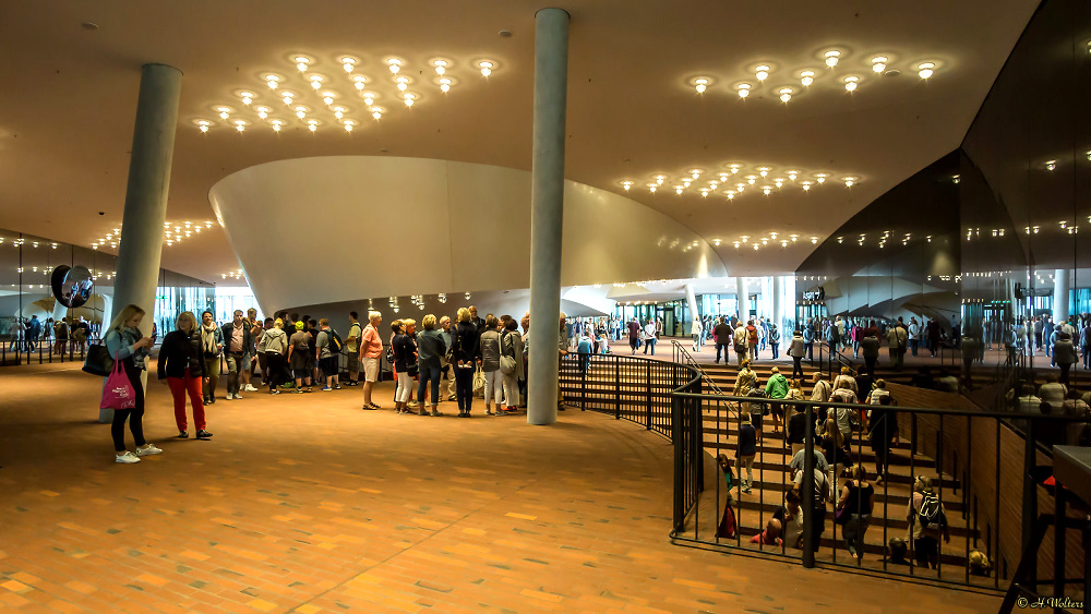 Elbphilharmonie Konzerthaus Plaza