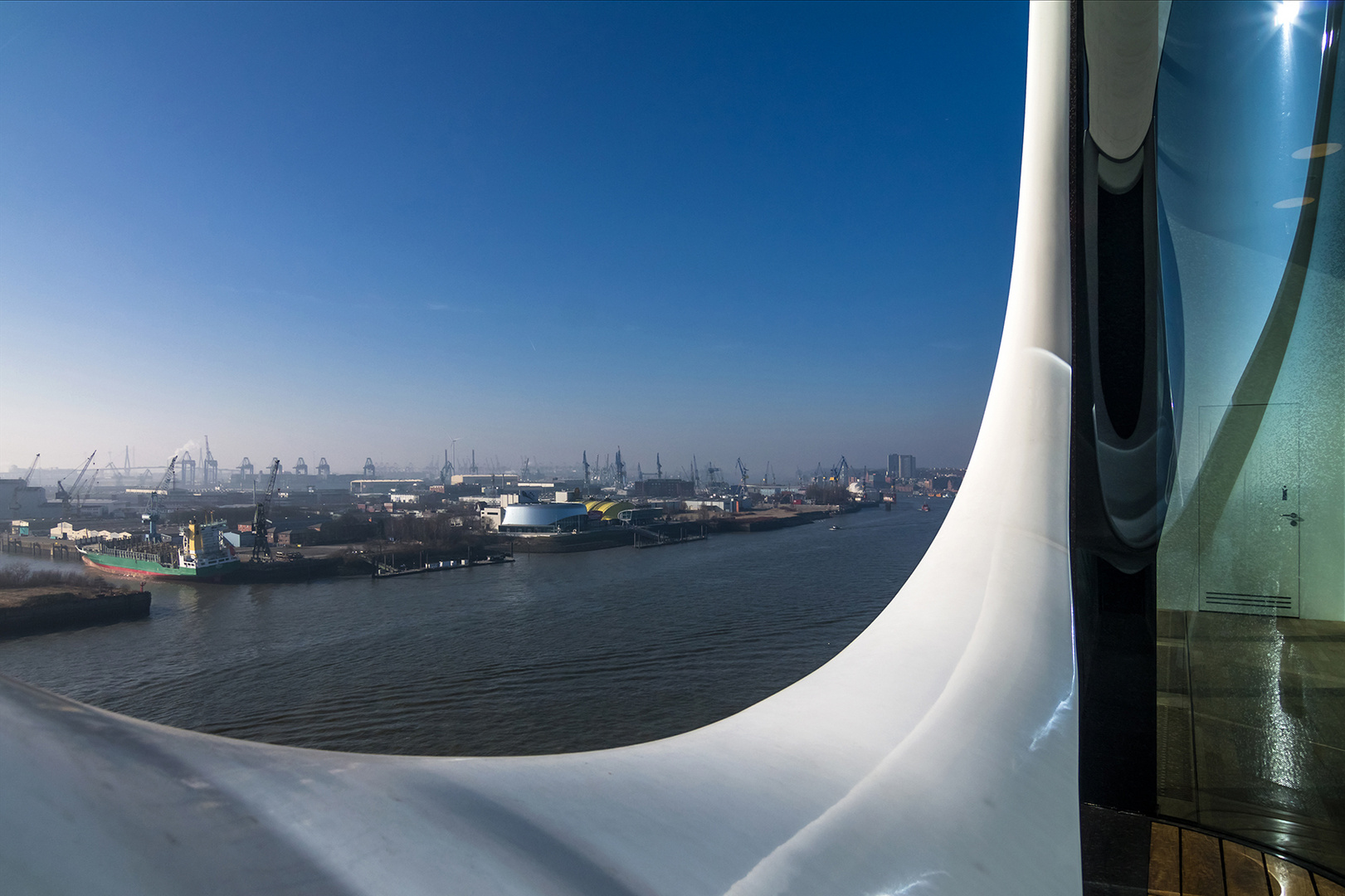 Elbphilharmonie mit Blick auf die beiden Musical Theater