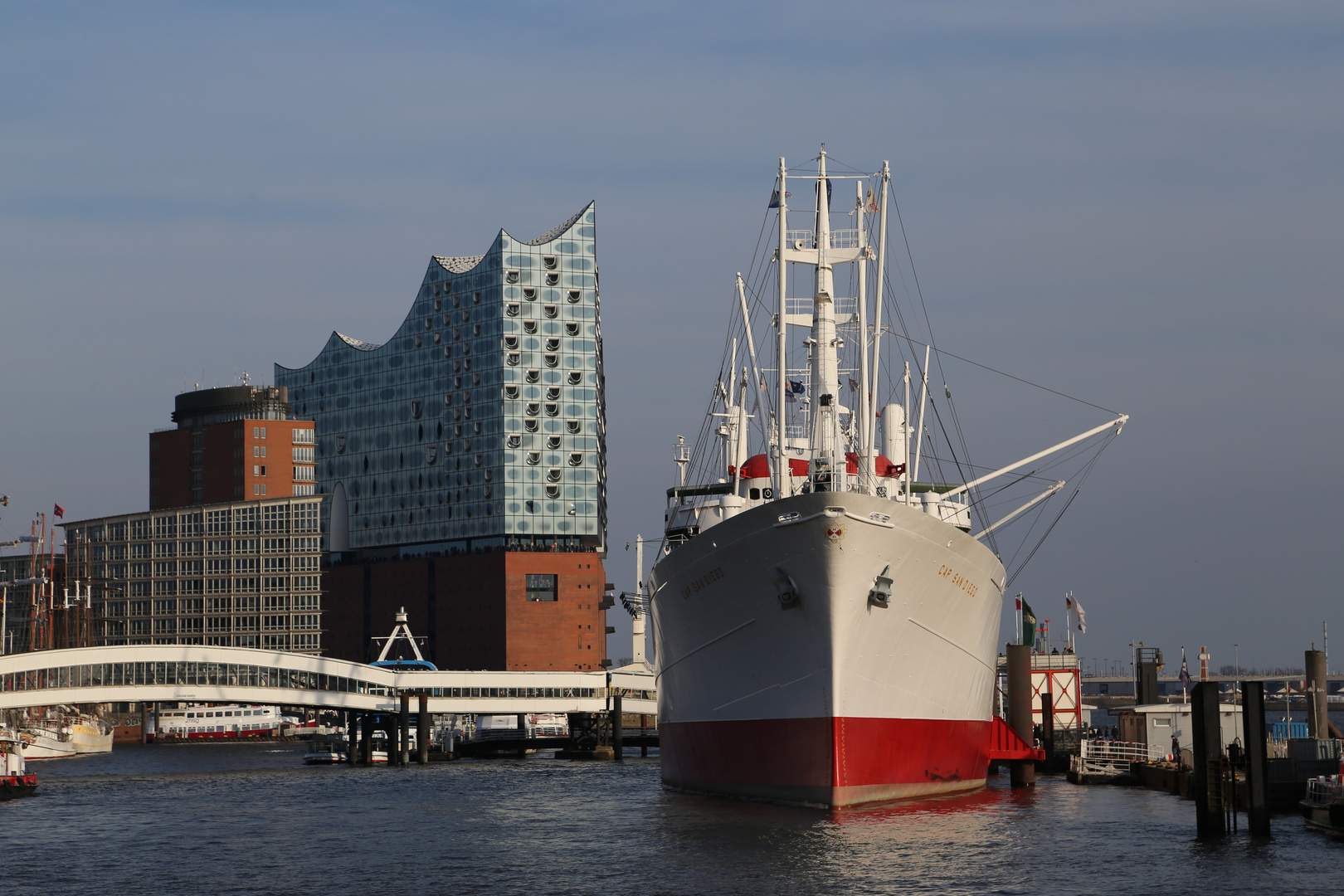 Elbphilharmonie mit Cap San Diego