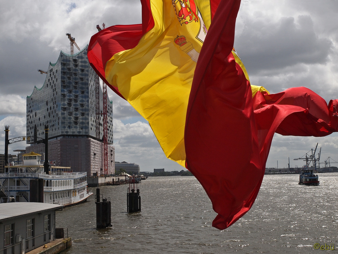 Elbphilharmonie mit Flagge ...