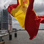 Elbphilharmonie mit Flagge ...