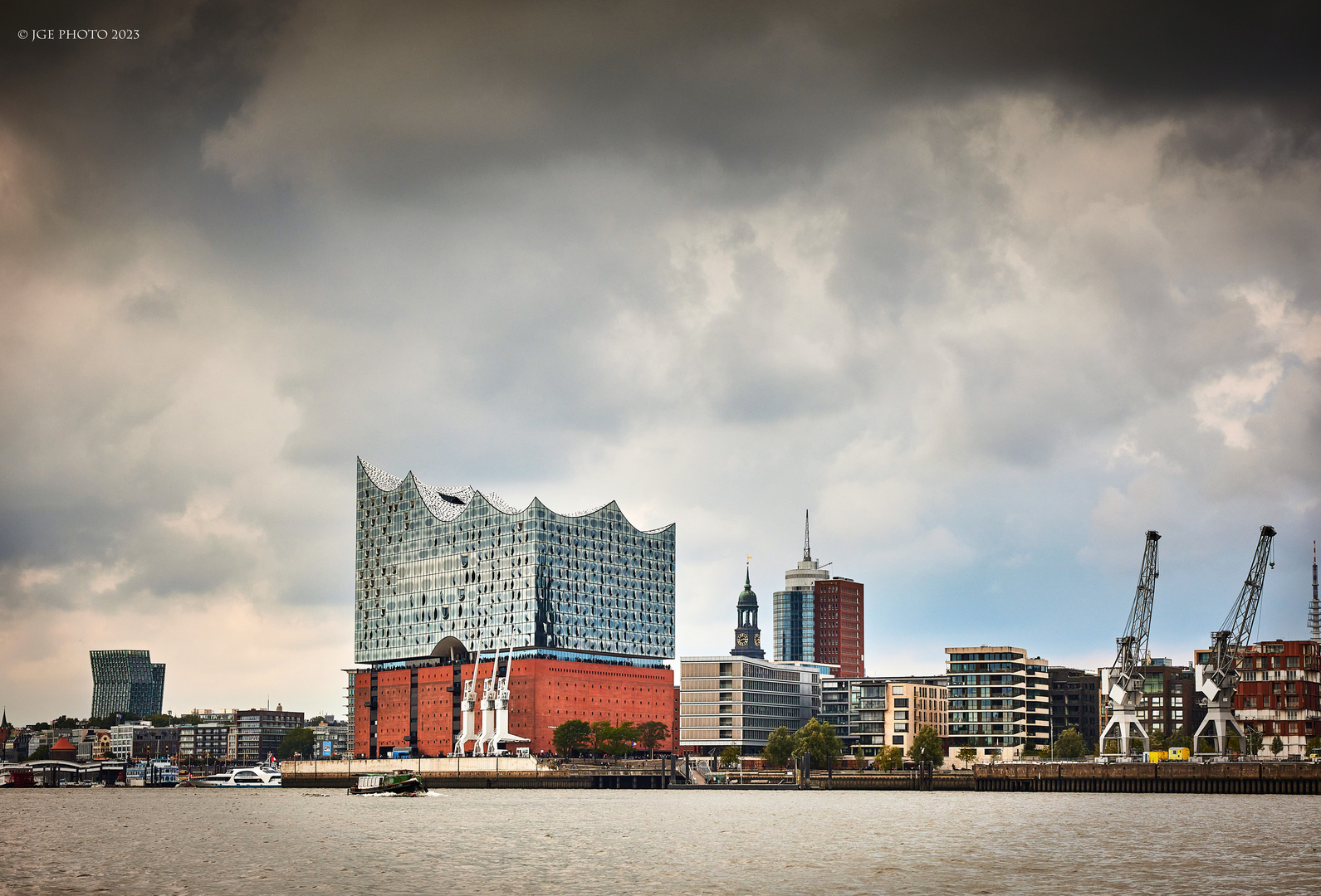 Elbphilharmonie mit Kränen