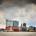 Elbphilharmonie mit Kränen