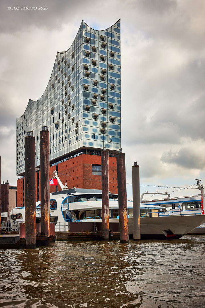 Elbphilharmonie mit Schiffspfählen