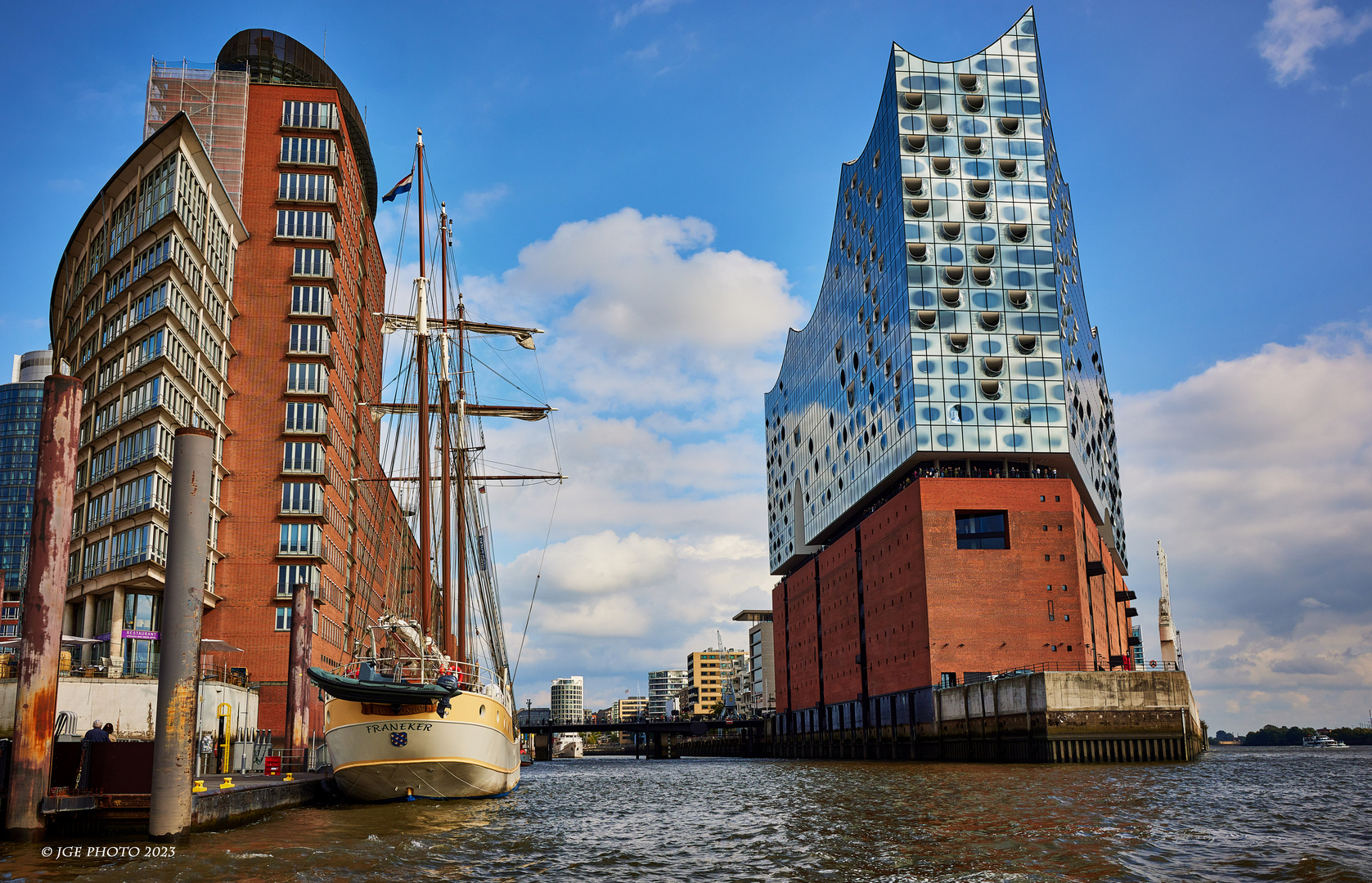 Elbphilharmonie mit Segelschiff