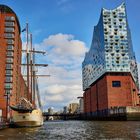 Elbphilharmonie mit Segelschiff