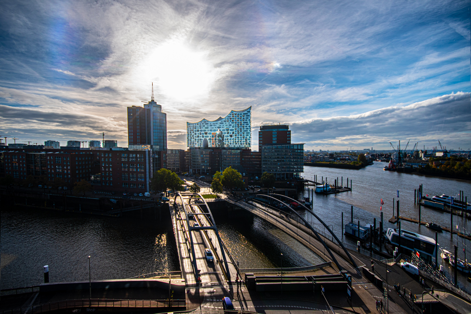 Elbphilharmonie mit Sonnenhalo