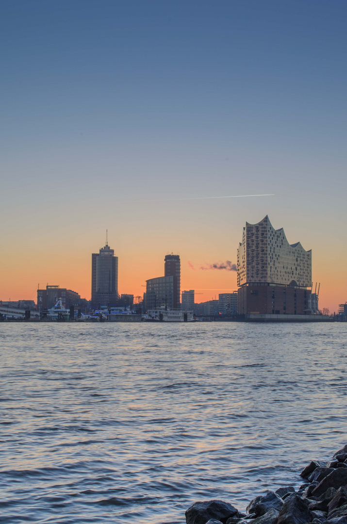 Elbphilharmonie Sonnenaufgang Hochformat