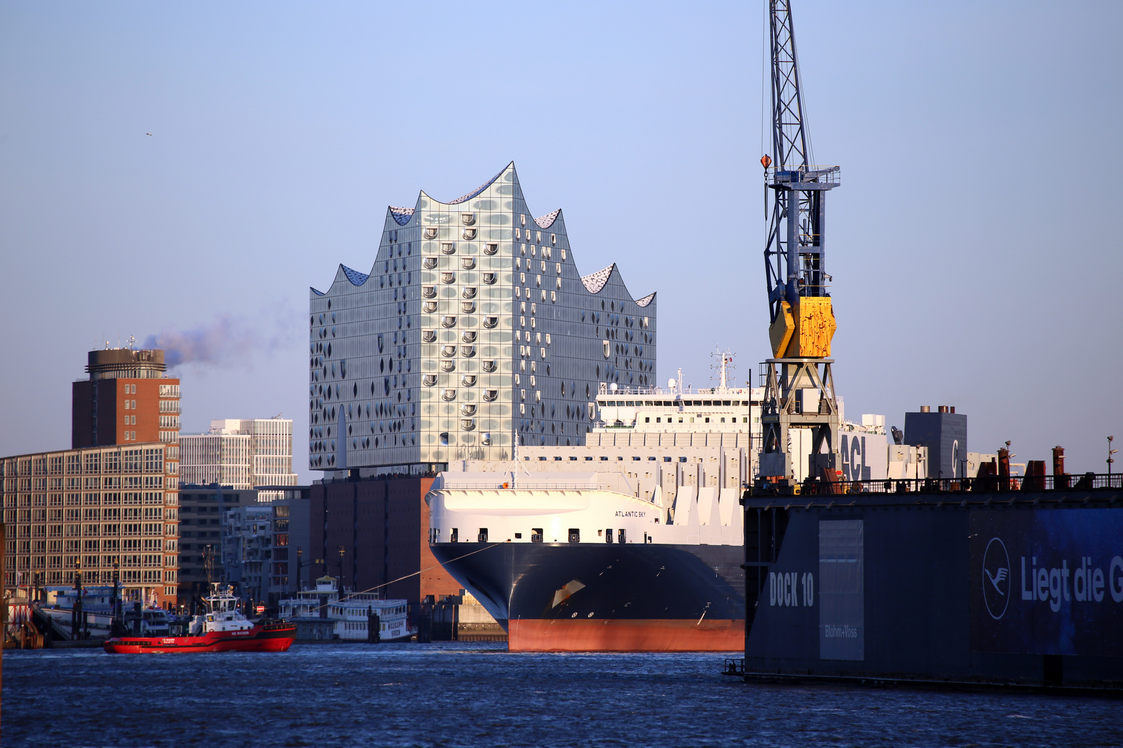 Elbphilharmonie u Schiff