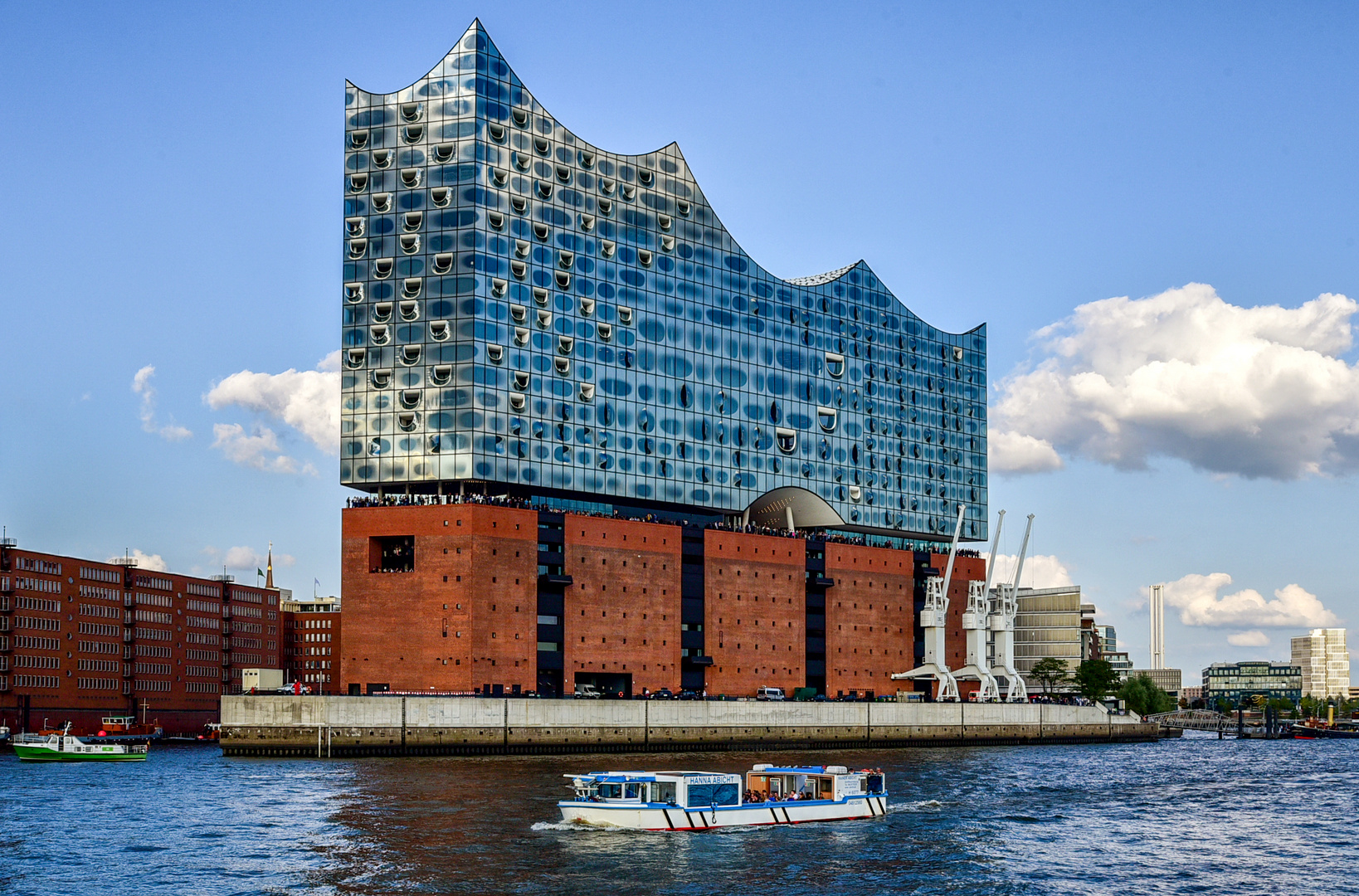 Elbphilharmonie und Barkasse 