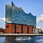 Elbphilharmonie und Barkasse 