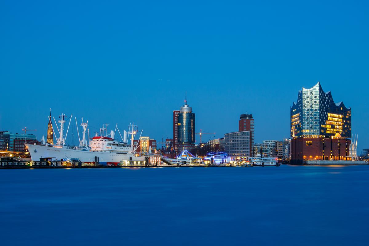 Elbphilharmonie und Cap San Diego zur blauen Stunde 