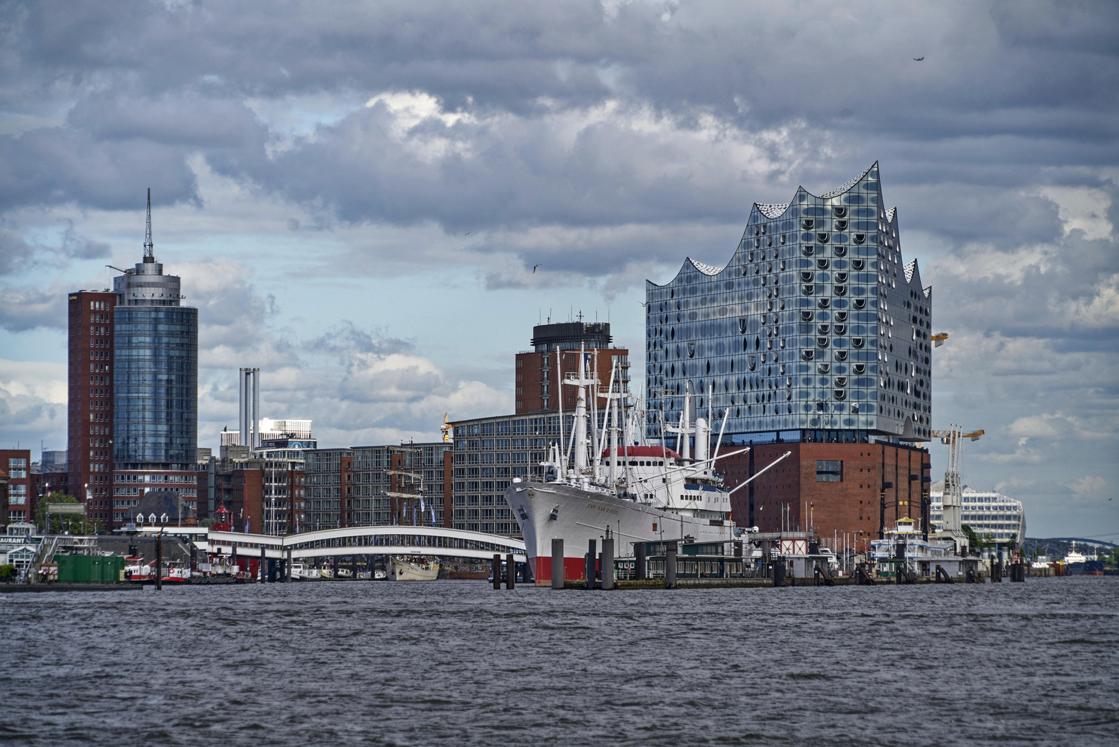 Elbphilharmonie und Cap Sandiego