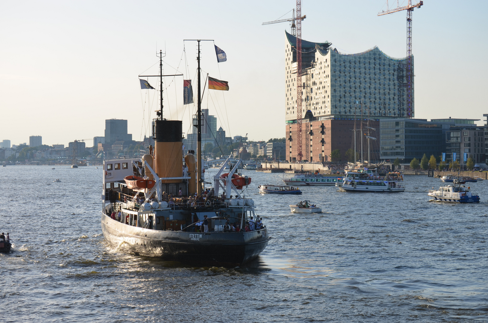 Elbphilharmonie und Eisbrecher Stettin