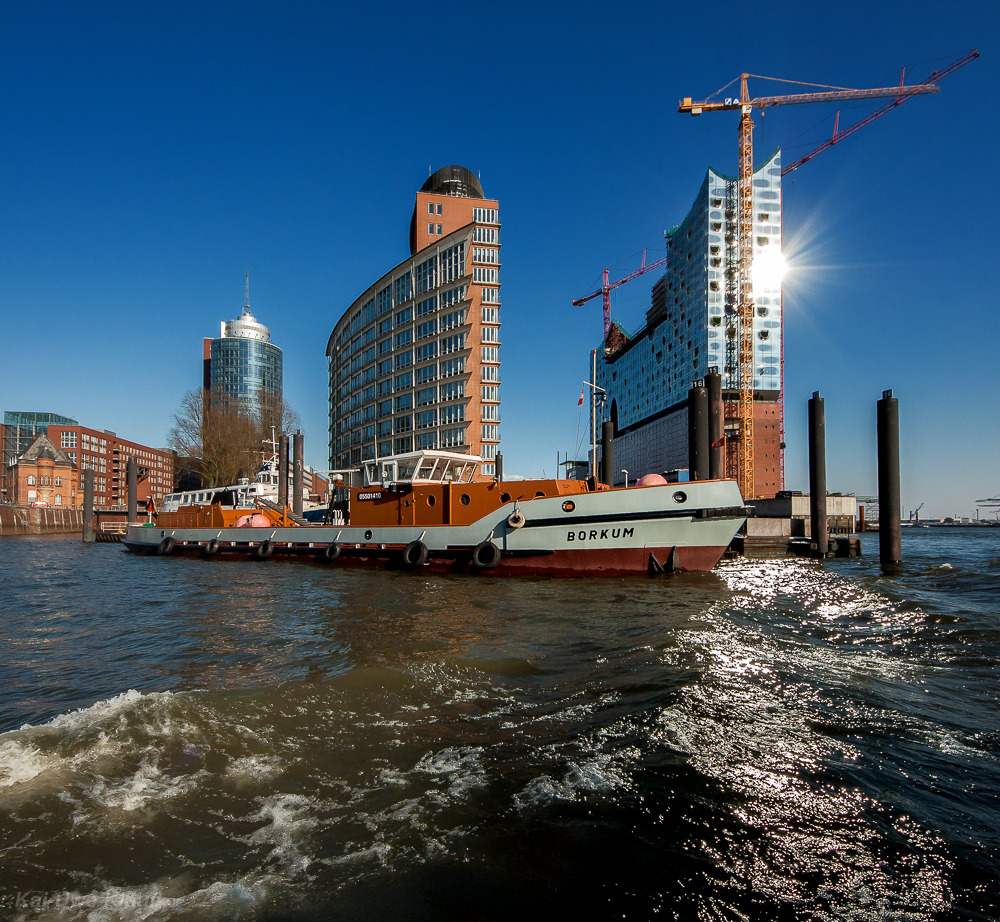 Elbphilharmonie und HTC vor Borkum