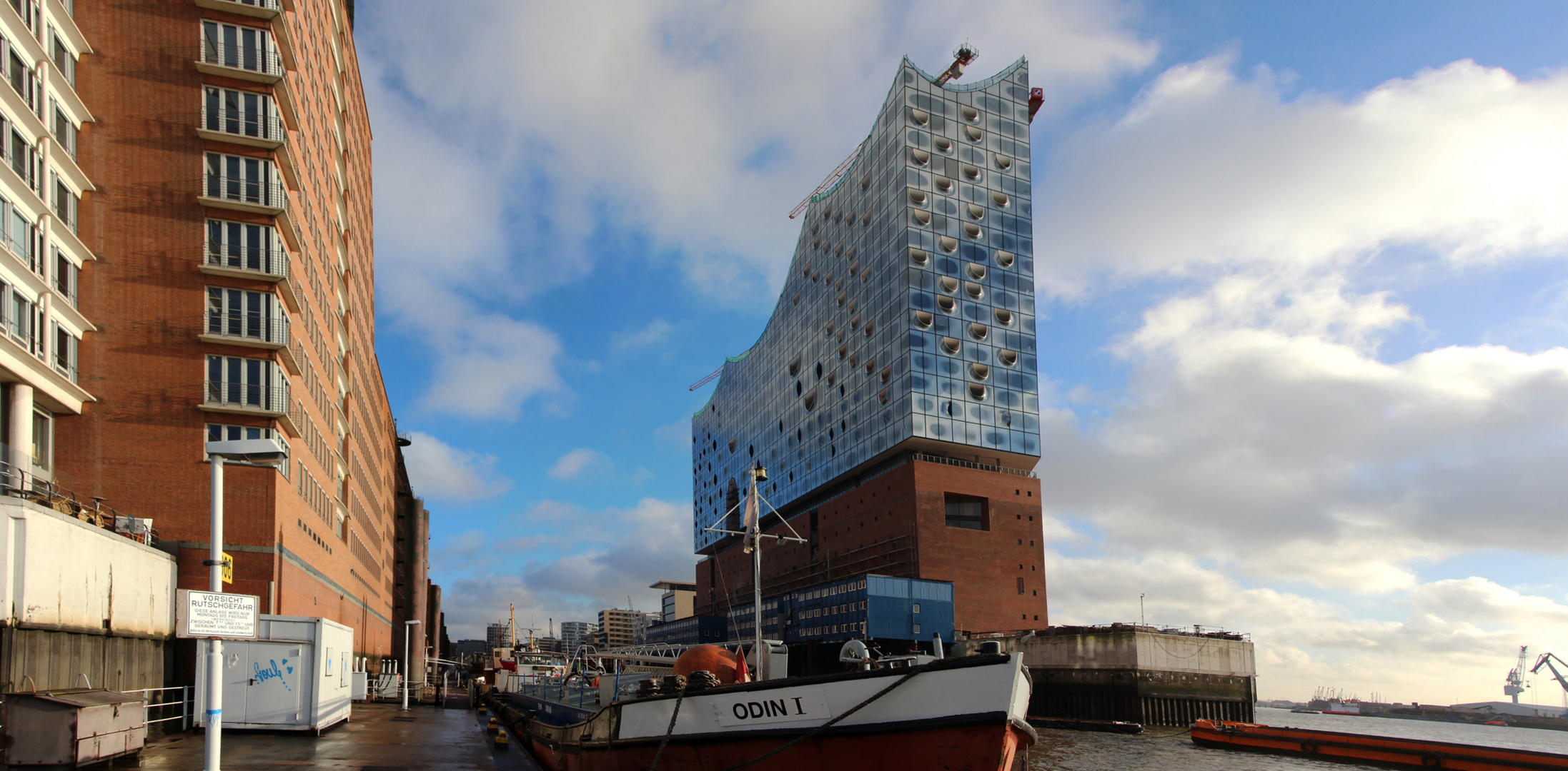 Elbphilharmonie vom Hafen aus gesehen