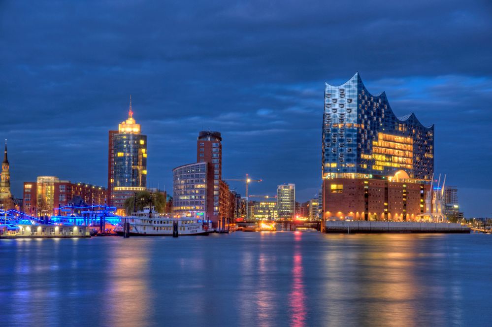 Elbphilharmonie zur blauen Stunde 