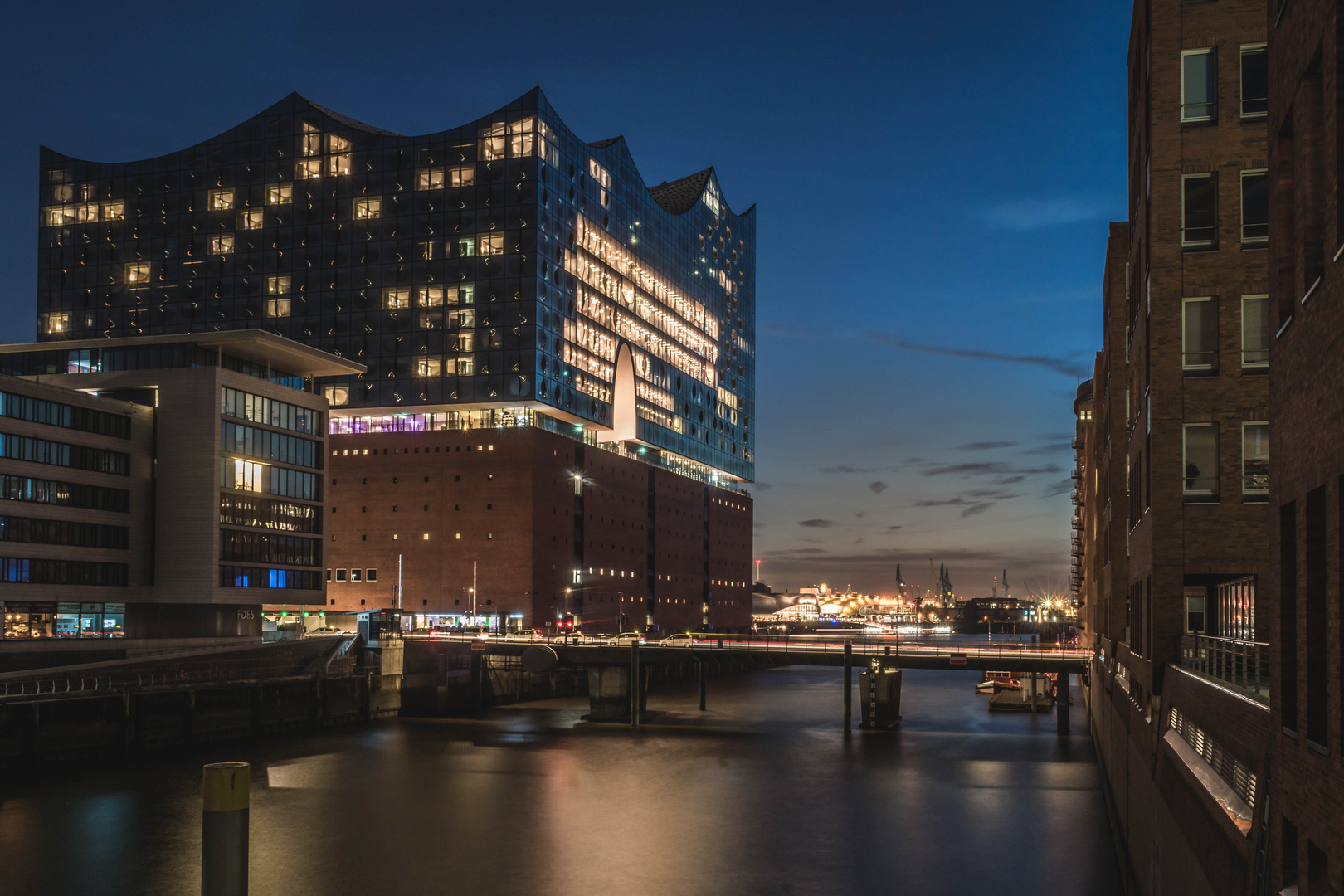 Elbphilharmonie zur blauen Stunde