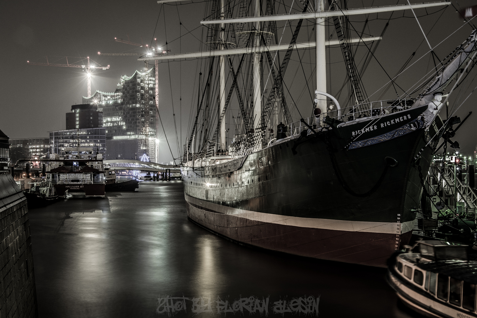 Elbphilharmonie+Rickmer Rickmers im Hamburger Hafen bei Nacht