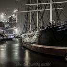 Elbphilharmonie+Rickmer Rickmers im Hamburger Hafen bei Nacht