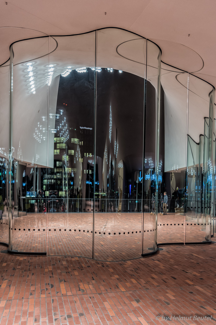 Elbphilharmonische Spiegelung 3