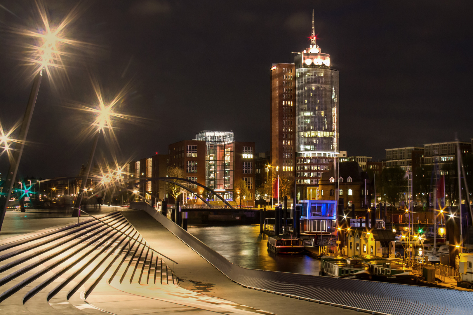 Elbpromenade mit City Sporthafen