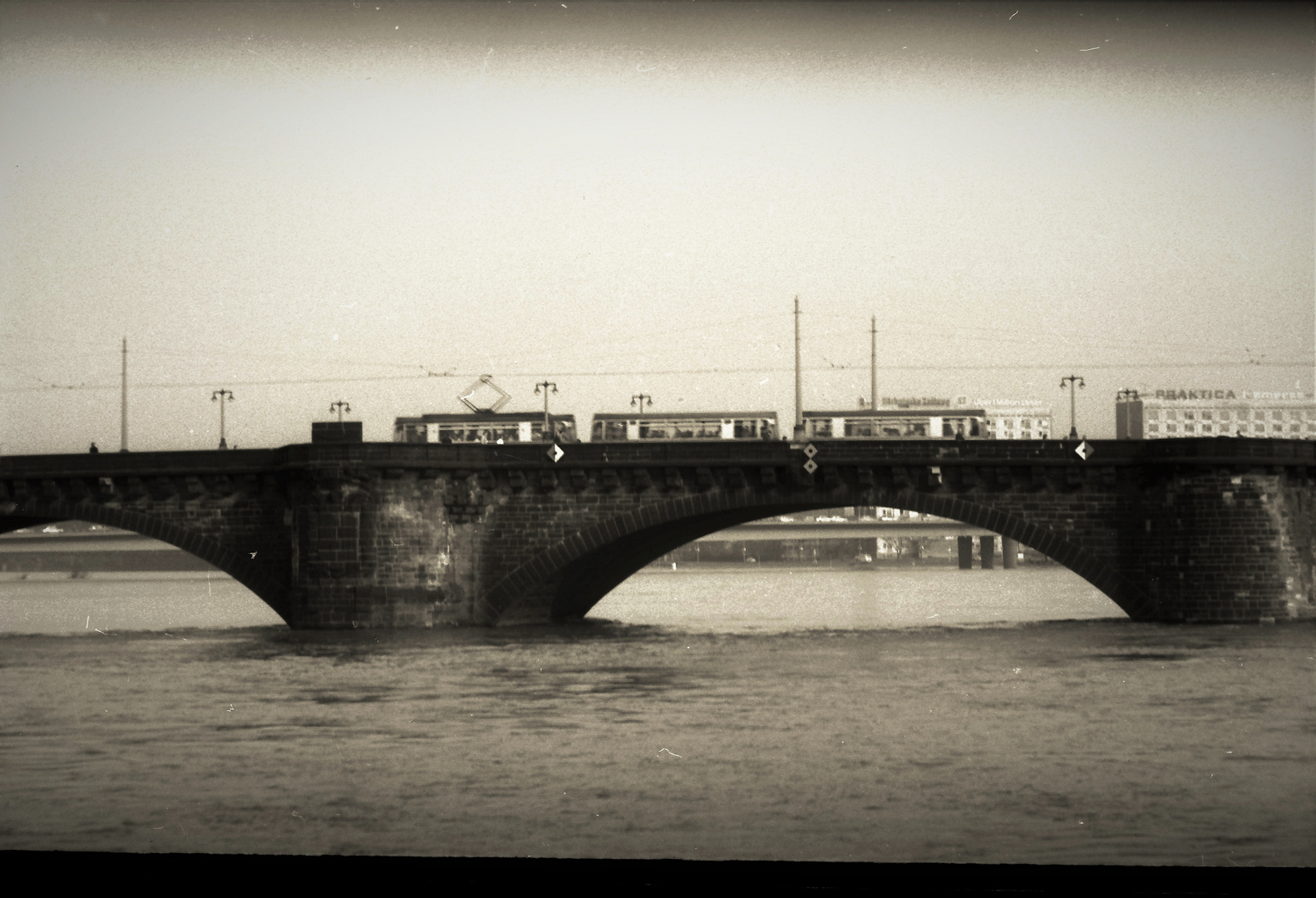 Elbquerung bei  Hochwasser .