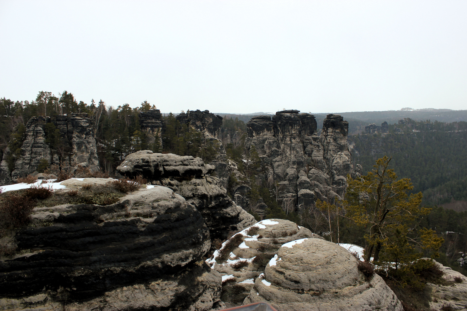 Elbsandsteingebirge mit Schnee