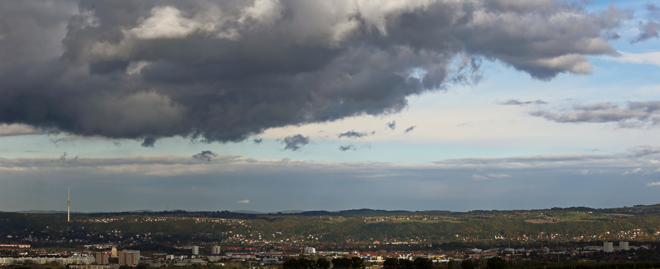 Elbtal und Teile Dresdens und ein Wolkenspektakel...