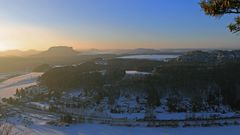 Elbtalblick mit Rathen und den Tafelbergen mit dem Lilienstein...