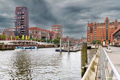 Elbtorpromenade mit Blick auf das Maritimes Museum in HH