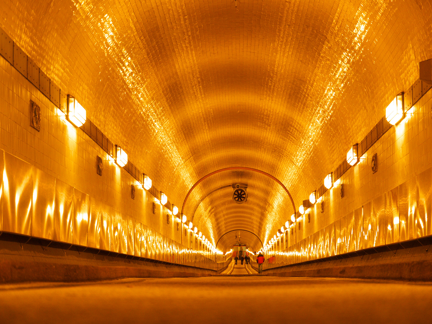 Elbtunnel bei Nacht