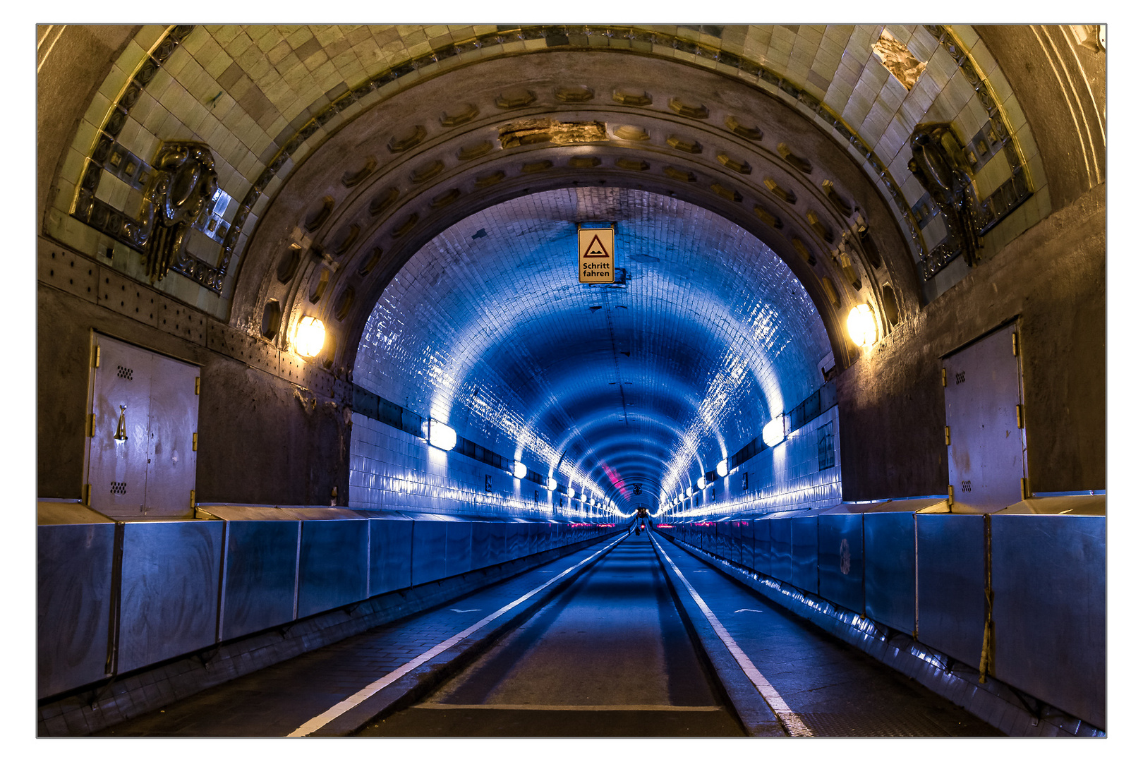 ELBTUNNEL IM BLUE PORT