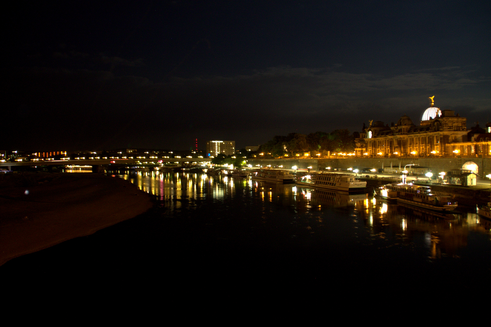 Elbufer bei Nacht