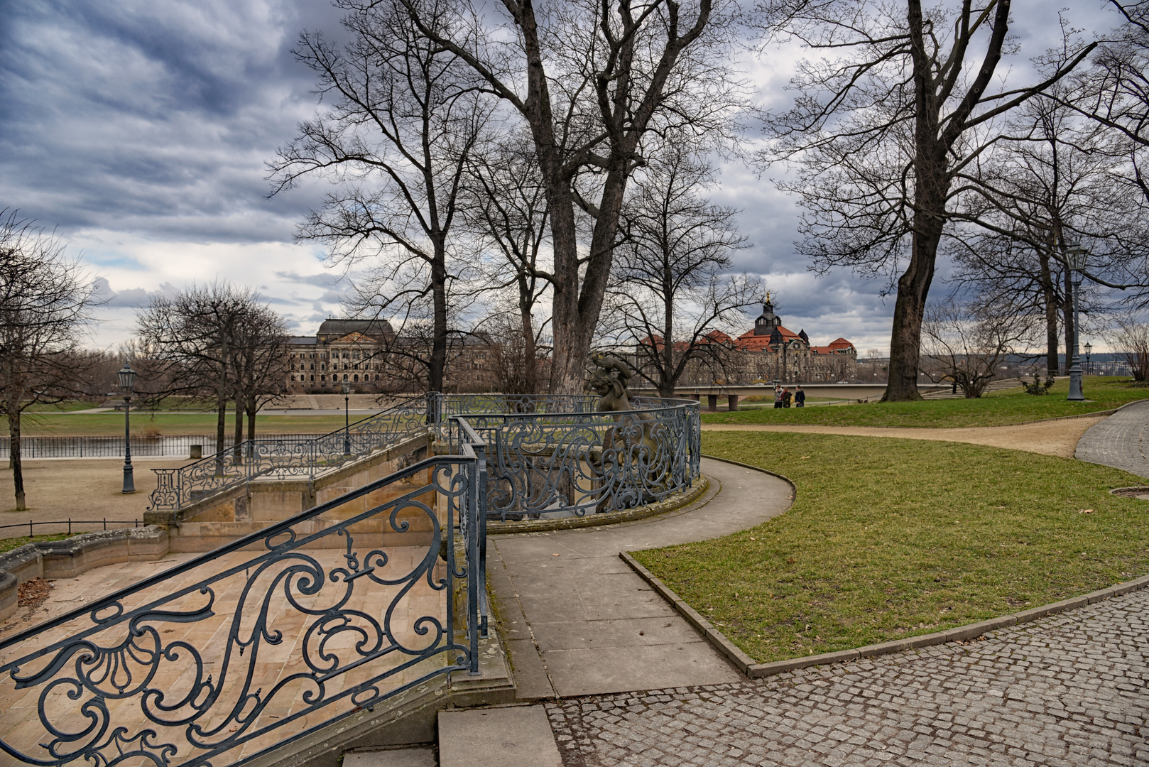 Elbufer Dresden im Herbst