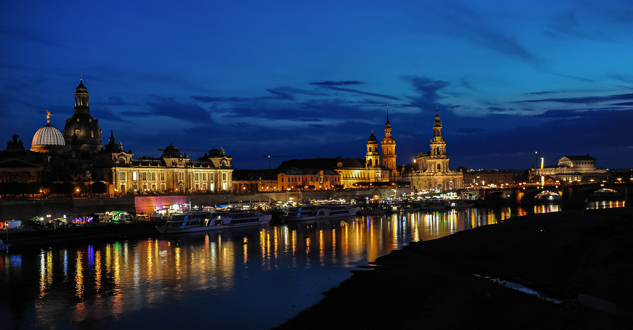 Elbufer Dresden zur blauen Stunde ...