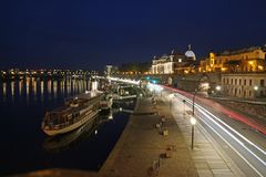 Elbufer in Dresden bei Nacht