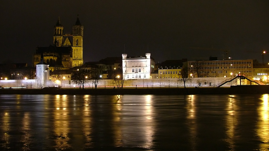 Elbufer mit Dom bei Nacht