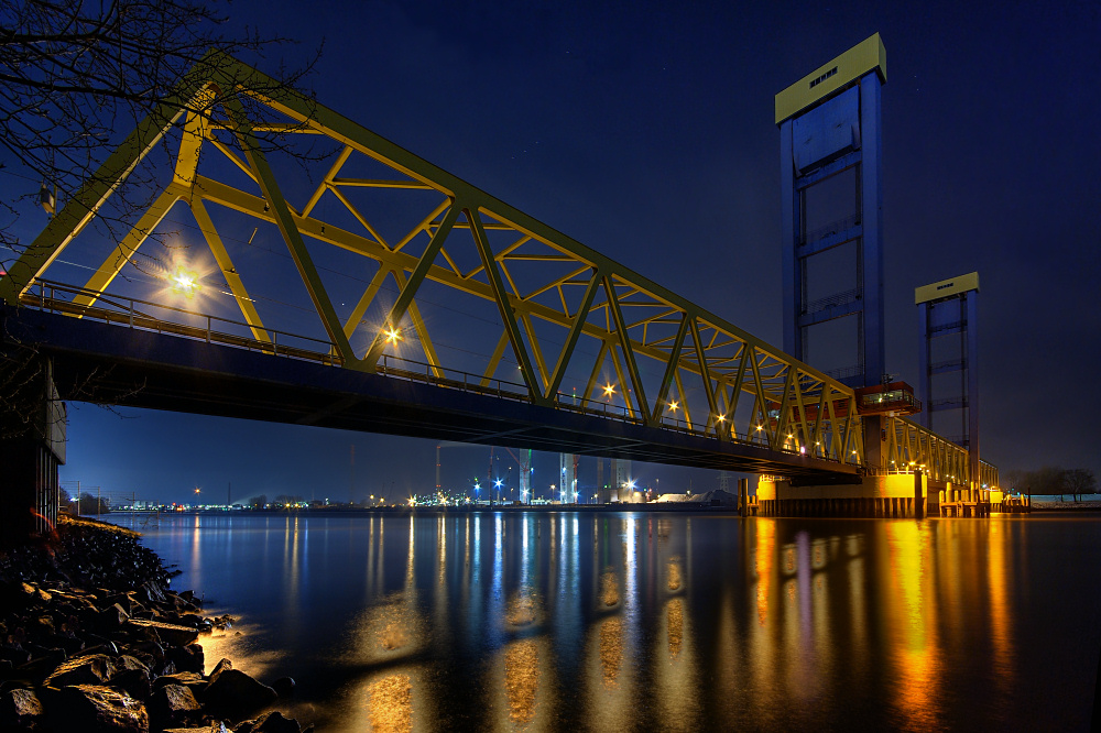 Elbufer und Kattwykbrücke