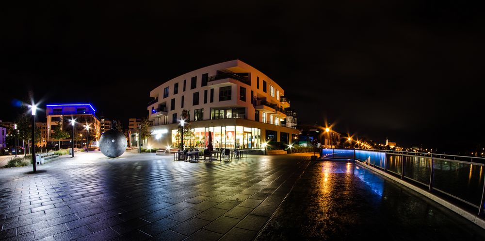 Elbuferpromenade mit der Weltzeituhr