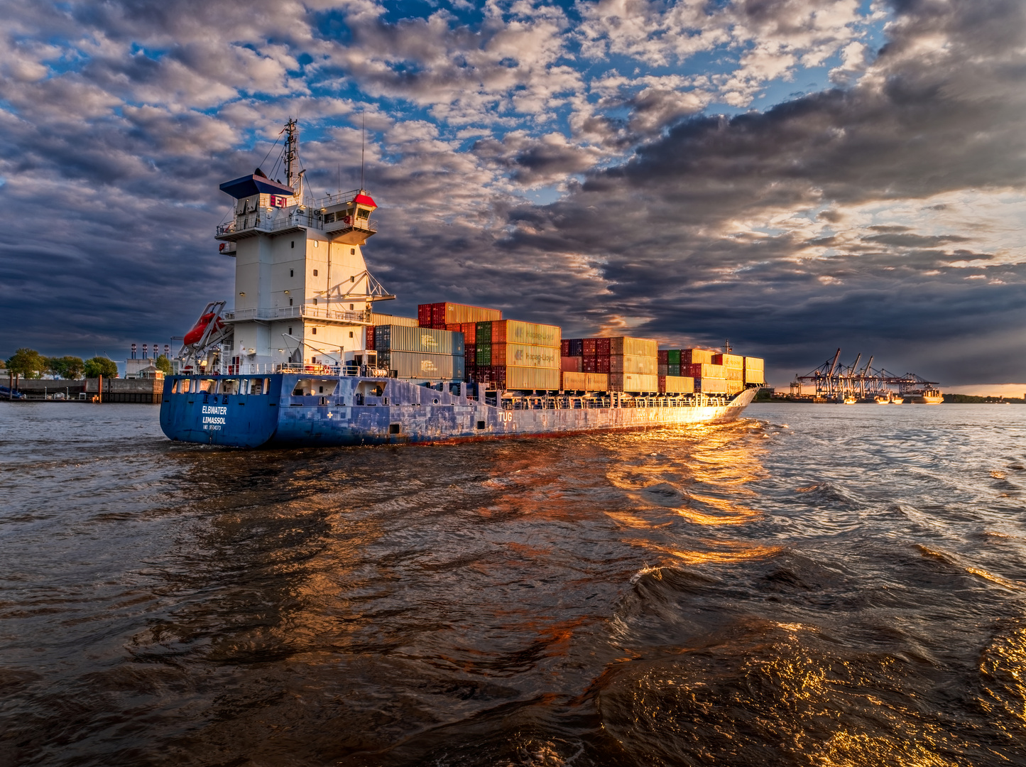 Elbwater im Abendlicht auf der Elbe