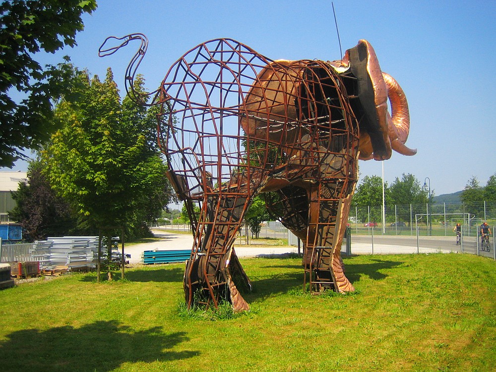 Elefant in Kupfer von hinten