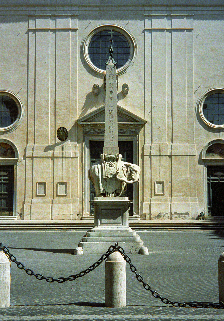 Elefant mit Obelisk