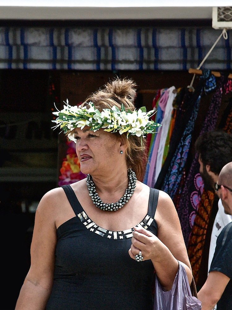 Elégance au marché central de Nouméa  --  Eleganz am Zentralmarkt von Nouméa