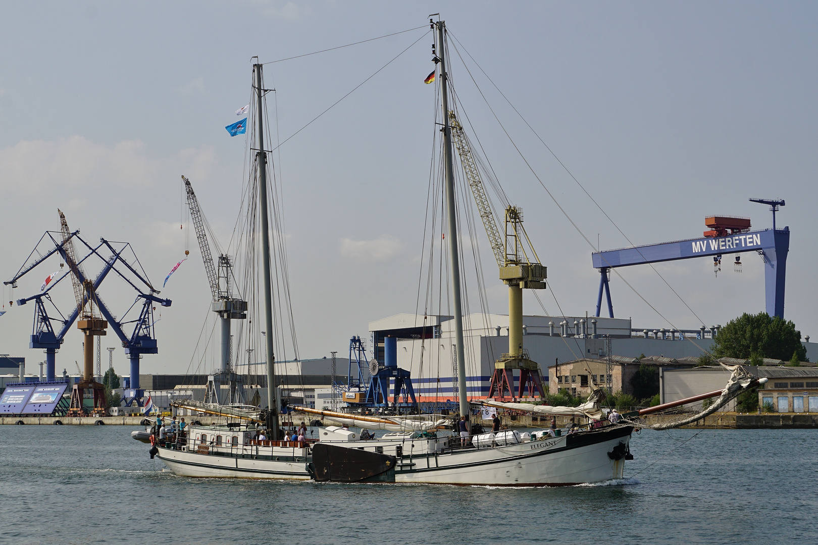 Elegant vor den MV Werften 