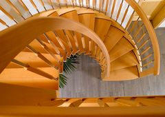 Elegante Holztreppe in umgebautem Bauernhaus