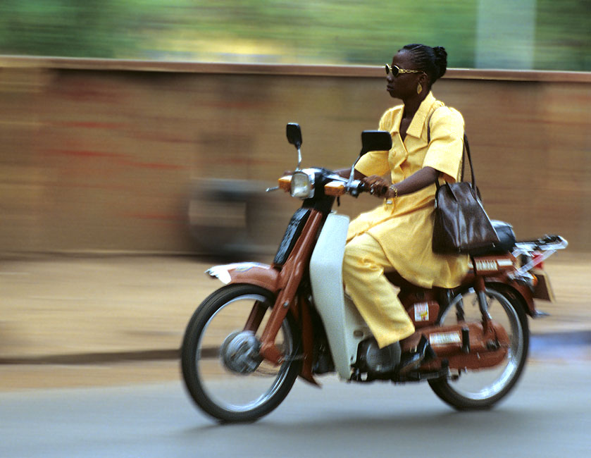 Elegante Mopedfahrerin